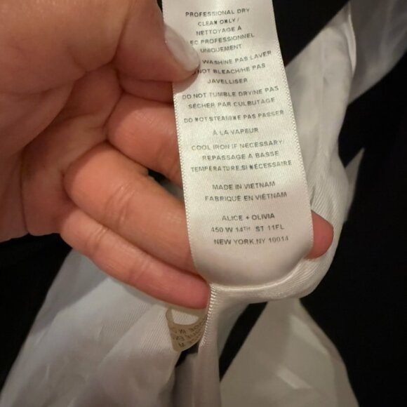 Alice + Olivia Elegant Black Sleeveless Vest - Picture 7 of 7